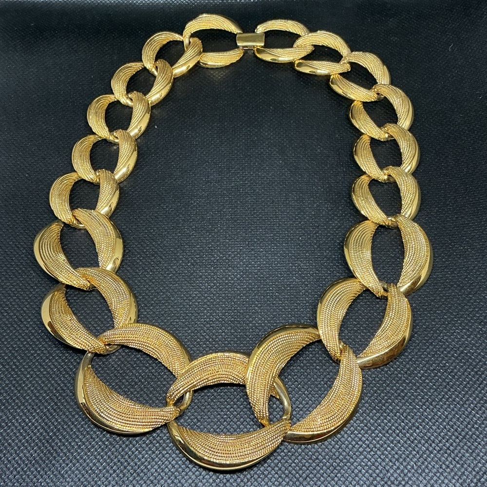 Vintage Signed Napier Gold Tone Textured Oval Link Statement Necklace - Picture 8 of 10